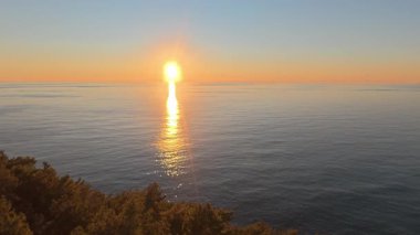 Sahilde günbatımı. çarpıcı renkli gökyüzü, deniz manzarası. Yüksek kalite 4k görüntü