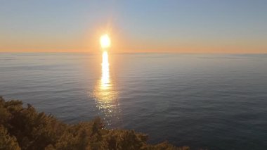 Sahilde günbatımı. çarpıcı renkli gökyüzü, deniz manzarası. Yüksek kalite 4k görüntü