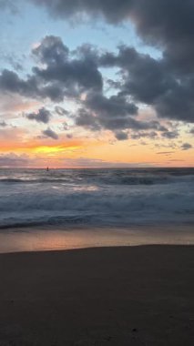 Sahilde günbatımı. çarpıcı renkli gökyüzü, deniz manzarası. Yüksek kalite 4k görüntü