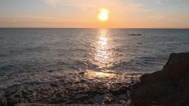 Sahilde günbatımı. çarpıcı renkli gökyüzü, deniz manzarası. Yüksek kalite 4k görüntü