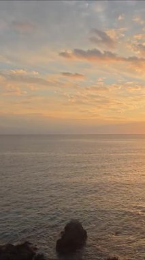 Sahilde günbatımı. çarpıcı renkli gökyüzü, deniz manzarası. Yüksek kalite 4k görüntü