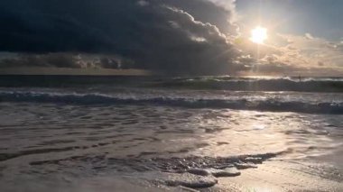 Sahilde günbatımı. çarpıcı renkli gökyüzü, deniz manzarası. Yüksek kalite 4k görüntü
