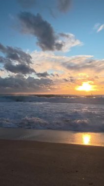 Sahilde günbatımı. çarpıcı renkli gökyüzü, deniz manzarası. Yüksek kalite 4k görüntü