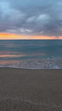 Sahilde günbatımı. çarpıcı renkli gökyüzü, deniz manzarası. Yüksek kalite 4k görüntü