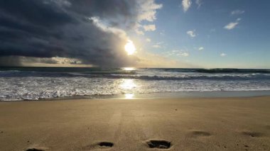 Sahilde günbatımı. çarpıcı renkli gökyüzü, deniz manzarası. Yüksek kalite 4k görüntü