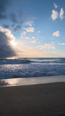 Sahilde günbatımı. çarpıcı renkli gökyüzü, deniz manzarası. Yüksek kalite 4k görüntü
