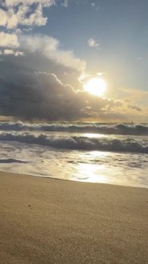 Sahilde günbatımı. çarpıcı renkli gökyüzü, deniz manzarası. Yüksek kalite 4k görüntü