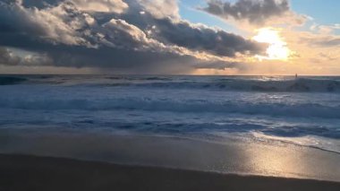 Sahilde günbatımı. çarpıcı renkli gökyüzü, deniz manzarası. Yüksek kalite 4k görüntü