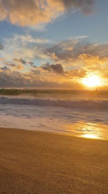 Sahilde günbatımı. çarpıcı renkli gökyüzü, deniz manzarası. Yüksek kalite 4k görüntü