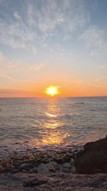 Sahilde günbatımı. çarpıcı renkli gökyüzü, deniz manzarası. Yüksek kalite 4k görüntü