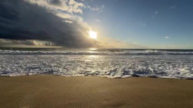 Sahilde günbatımı. çarpıcı renkli gökyüzü, deniz manzarası. Yüksek kalite 4k görüntü