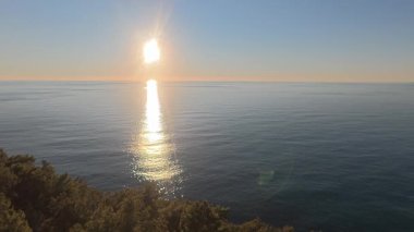 Sahilde günbatımı. çarpıcı renkli gökyüzü, deniz manzarası. Yüksek kalite 4k görüntü