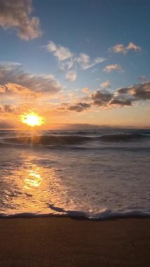 Sahilde günbatımı. çarpıcı renkli gökyüzü, deniz manzarası. Yüksek kalite 4k görüntü