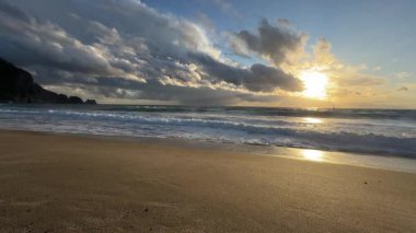 Sahilde günbatımı. çarpıcı renkli gökyüzü, deniz manzarası. Yüksek kalite 4k görüntü