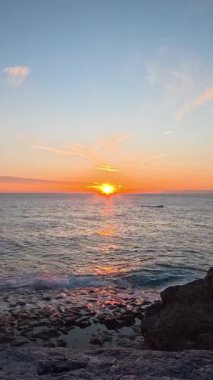 Sahilde günbatımı. çarpıcı renkli gökyüzü, deniz manzarası. Yüksek kalite 4k görüntü