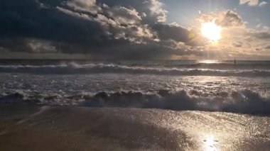 Sahilde günbatımı. çarpıcı renkli gökyüzü, deniz manzarası. Yüksek kalite 4k görüntü