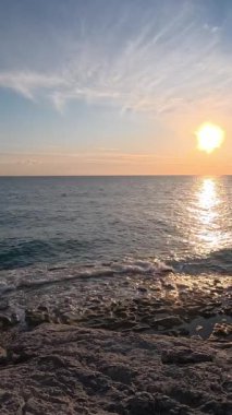 Sahilde günbatımı. çarpıcı renkli gökyüzü, deniz manzarası. Yüksek kalite 4k görüntü