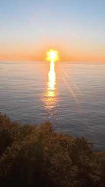 Sahilde günbatımı. çarpıcı renkli gökyüzü, deniz manzarası. Yüksek kalite 4k görüntü
