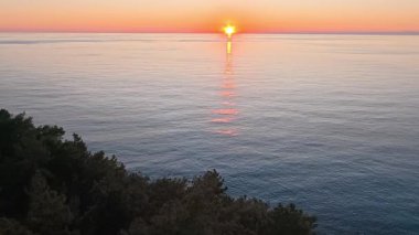 Sahilde günbatımı. çarpıcı renkli gökyüzü, deniz manzarası. Yüksek kalite 4k görüntü