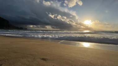 Sahilde günbatımı. çarpıcı renkli gökyüzü, deniz manzarası. Yüksek kalite 4k görüntü