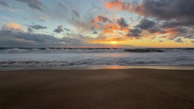 Sahilde günbatımı. çarpıcı renkli gökyüzü, deniz manzarası. Yüksek kalite 4k görüntü