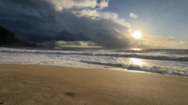 Sahilde günbatımı. çarpıcı renkli gökyüzü, deniz manzarası. Yüksek kalite 4k görüntü