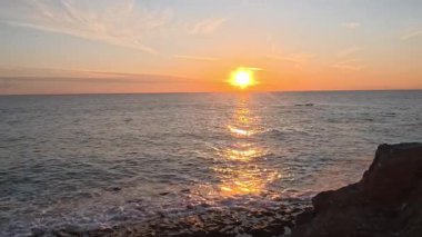 Sahilde günbatımı. çarpıcı renkli gökyüzü, deniz manzarası. Yüksek kalite 4k görüntü