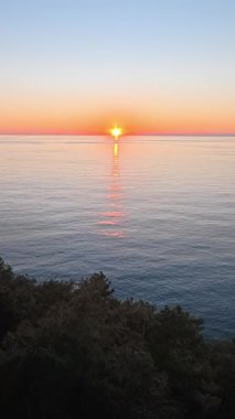 Sahilde günbatımı. çarpıcı renkli gökyüzü, deniz manzarası. Yüksek kalite 4k görüntü