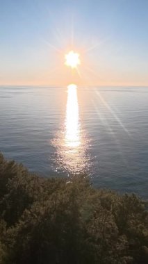 Sahilde günbatımı. çarpıcı renkli gökyüzü, deniz manzarası. Yüksek kalite 4k görüntü