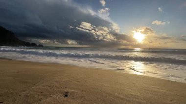 Sahilde günbatımı. çarpıcı renkli gökyüzü, deniz manzarası. Yüksek kalite 4k görüntü
