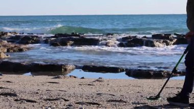 Plaj metali detektörü. Doğada bir metal dedektörü, soğuk mevsimde deniz manzarası. Yüksek kalite fotoğraf