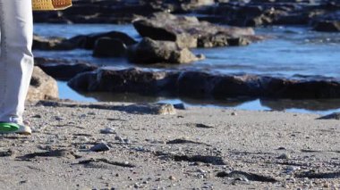 Metal detektörü araması. Plaj metali detektörü. Doğada bir metal dedektörü, soğuk mevsimde deniz manzarası. Yüksek kalite fotoğraf