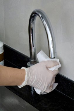 Mutfak lavabosunu temizliyorum. Eldivenli bir elin peçeteyle mutfağı silişi. Yüksek kalite 4K görüntü.