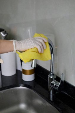 Mutfak lavabosunu temizliyorum. Eldivenli bir elin peçeteyle mutfağı silişi. Yüksek kalite 4K görüntü.