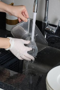 Bulaşık makinesinin filtre bakımı. Bulaşık makinesinin filtresini yıkıyorum.