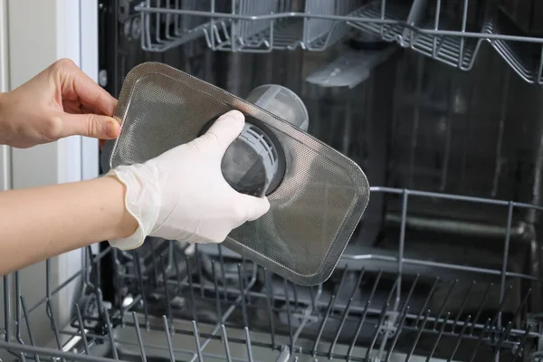 Bulaşık makinesinin filtre bakımı. Bulaşık makinesinin filtresini yıkıyorum.