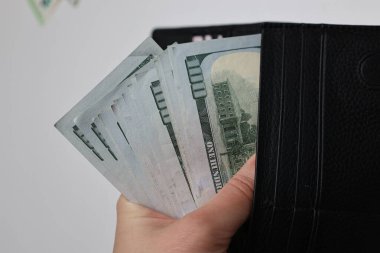 Cüzdan parası. El ele tutuşma parası. Arka planda bir banknotun yakın çekimi.