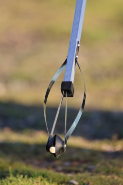 Çöp toplama araçları. Gönüllüler doğadaki çöpleri temizliyor..