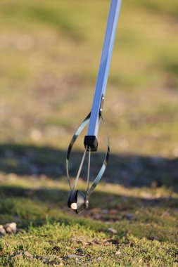 Çöp toplama araçları. Gönüllüler doğadaki çöpleri temizliyor..