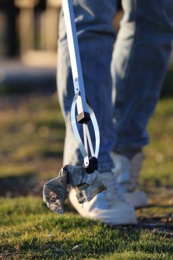 Çöp toplama araçları. Gönüllüler doğadaki çöpleri temizliyor..