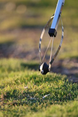Çöp toplama aleti. Çöp toplama araçları. Gönüllüler doğadaki çöpleri temizliyor..