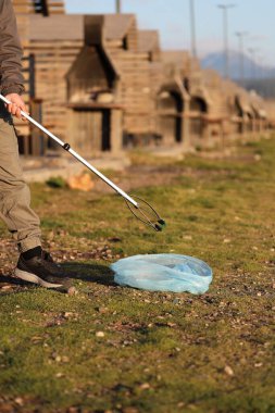 Çöp toplama araçları. Gönüllüler doğadaki çöpleri temizliyor..