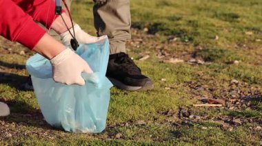 Çöp toplama araçları. Gönüllüler doğadaki çöpleri temizliyor..