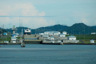 Küresel Ticaret Geçidi, Ticari Gemi Panama Kanalından Geçiş Kilitleri