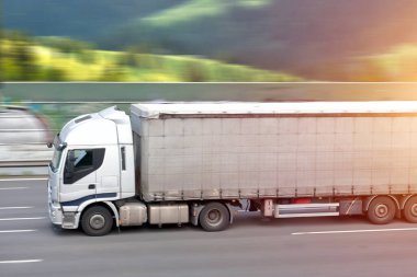 Ağır Eşyalar Aracı Otoyolda Yüksek Hızda Sürüyor, Hareket Bulanıklığı