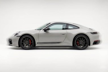 Saf Beyaz Stüdyo Arkaplanındaki Lüks Gri Spor Coupe Car 'ın Yan Profili