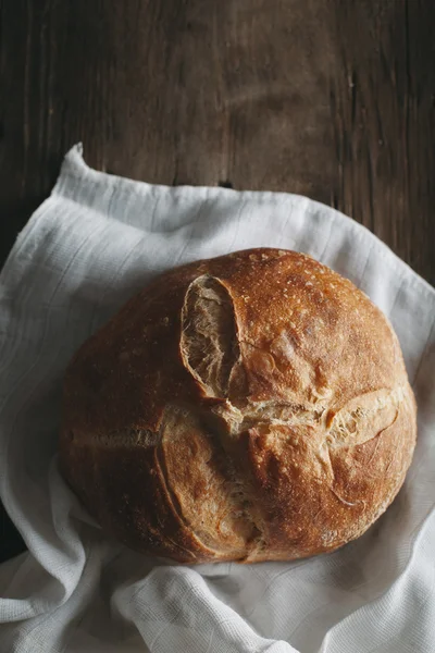 Hoja de pan sobre tela blanca — Foto de Stock