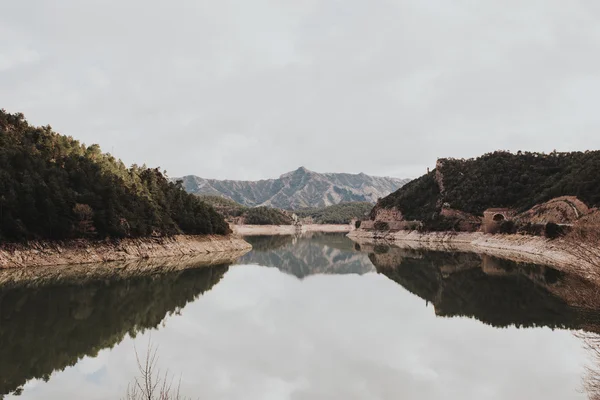 Mountains reflecting in calm lake — Stock Photo, Image