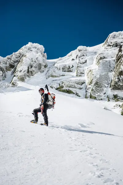 Man trekking in de besneeuwde bergen — Stockfoto