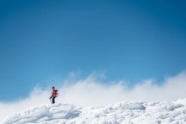 Homem trekking na montanha nevada — Fotografia de Stock